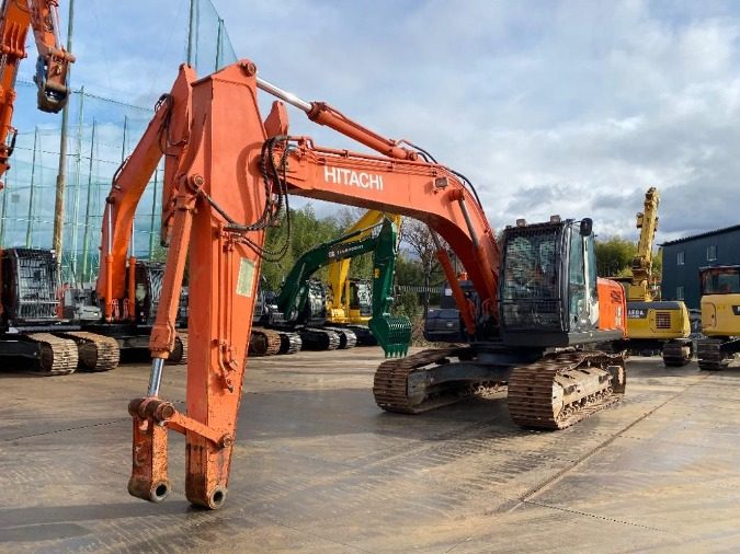Гусеничный экскаватор Hitachi ZX210K-3